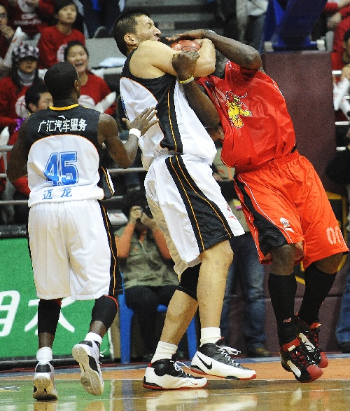 从转会期新疆广汇备战德国杯到巴塞罗那冲刺阶段外线爆发，西亚卡姆关键时刻逆转的简单介绍